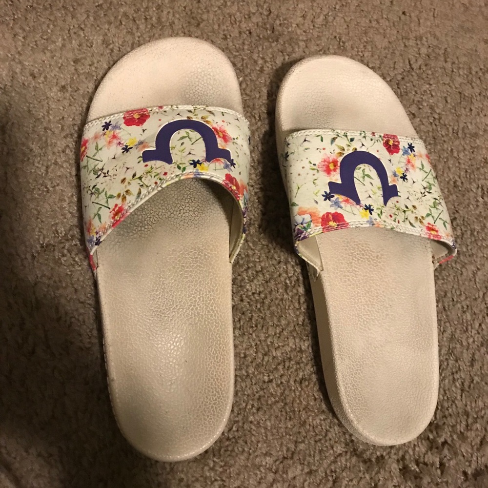 Women’s true religion slides